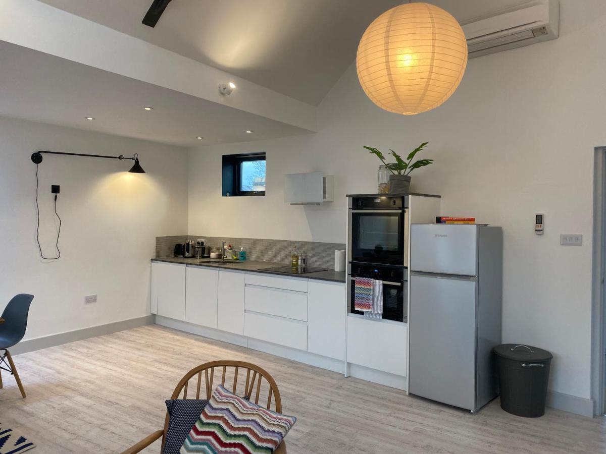 May Road, Stylish Townhouse 特威克纳姆 外观 照片